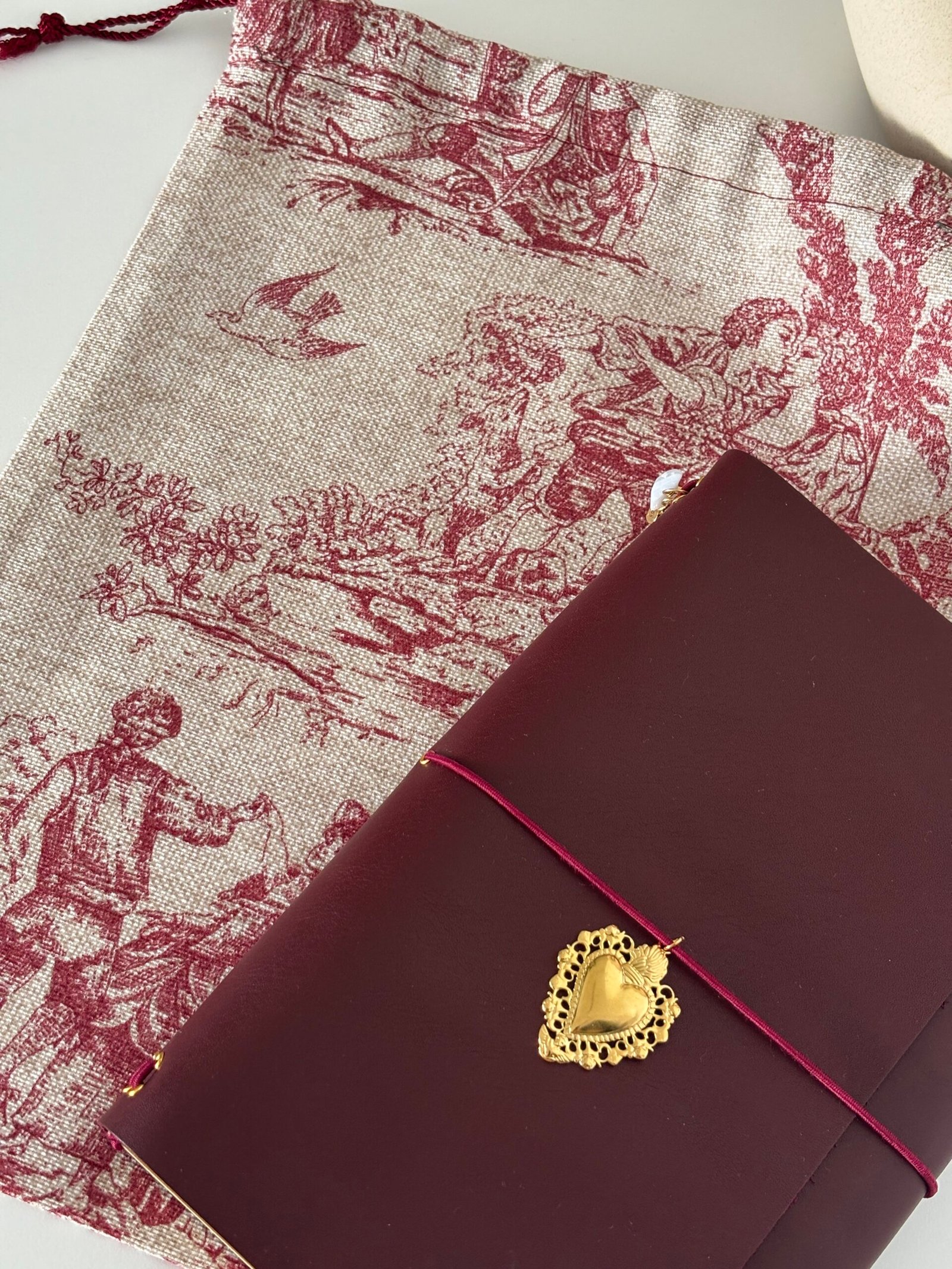 FUNDA GUARDAPOLVO BURDEOS A6
